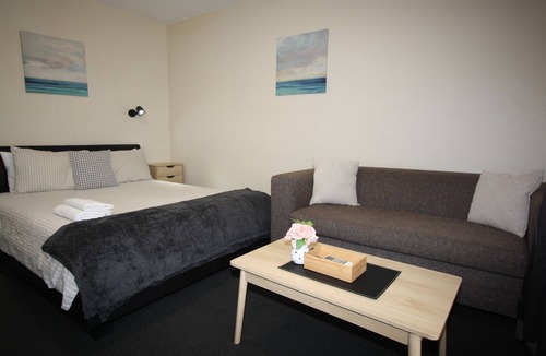 Mandurah Apartment | ❤ RESORT POOLSIDE STUDIO - WALK TO BEACH, BARS, RESTAURANTS, CAFES, CINEMAS ❤