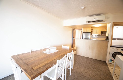 Aroona Apartment | Resort-style oasis, 2 minutes from the beach!