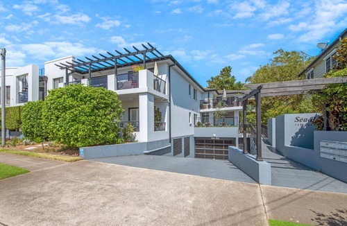 Narrabeen Apartment | Rest A While directly across from the sand of Narrabeen Beach
