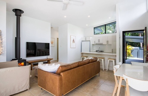 Umina Beach House | Rest - Pet Friendly with Outdoor Bath - 3 Mins Walk to Beach