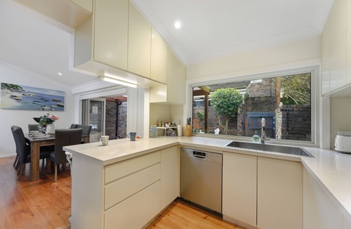 Wahroonga House | Retro brick wall courtyard cottage Walk to train station 6 people