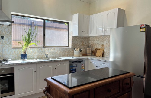 St Peters House | Retro House 3-bedrooms @St Peters. 2km to CBD