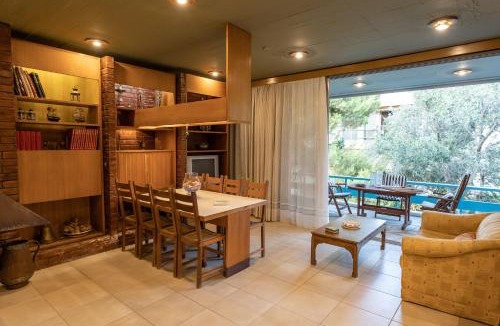 Rafina-Pikermi House | Retro House