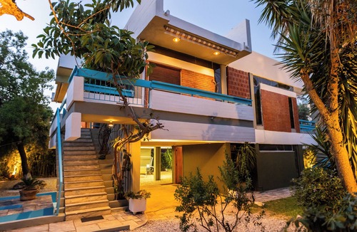 Rafina-Pikermi House | Retro house