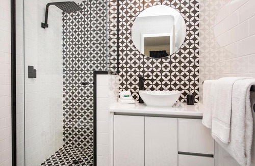 Dunsborough House | Retro Retreat -pet friendly