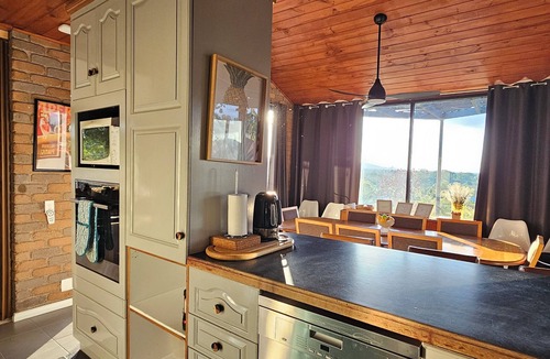 Wodonga House | Retro tri-split-level family home, outstanding views, large pool: Albury Wodonga