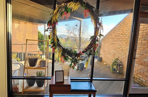 Wodonga House | Retro tri-split-level family home, outstanding views, large pool: Albury Wodonga