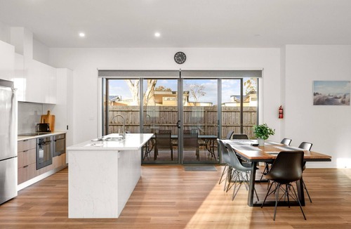 Rhyll House | Rhyll Family Escape in Rhyll