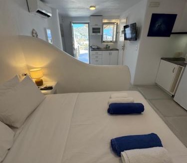 Elia Apartment | Rineia Complex by Live&Travel