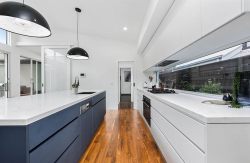 Inverloch House | Ripple Inn; Year-Round Heated Pool, Linen, EV Charger, Wifi; walk to the beach!