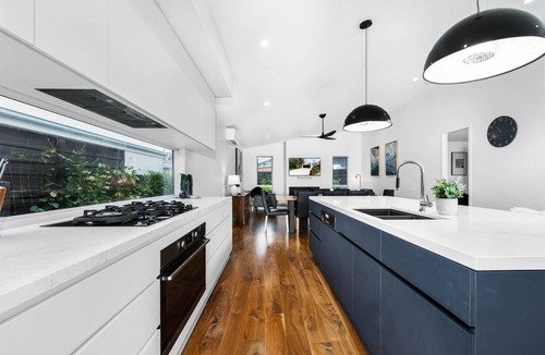 Inverloch House | Ripple Inn; Year-Round Heated Pool, Linen, EV Charger, Wifi; walk to the beach!