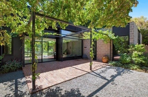 Kyneton House | RIVER HOUSE - COOL MODERNITY BY THE RIVER, KYNETON