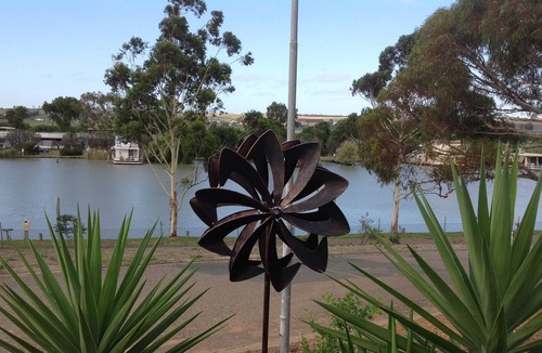 White Sands Bed & Breakfast | Riverglen retreat, marina frontage, river views, near The Bend Motorsport Park,