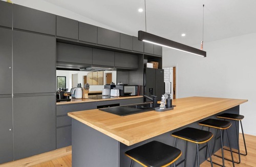 Anglesea House | Riverside Escape, easy access to local attractions.