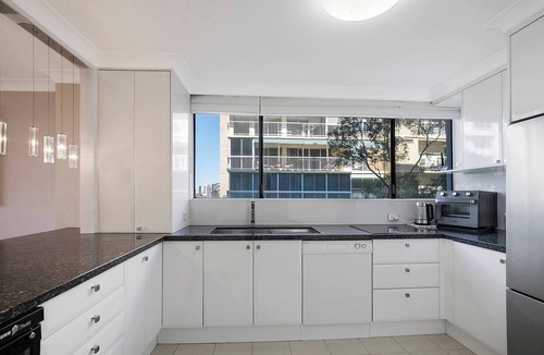 Auchenflower Apartment | Riverside Terrace Inner city Retro chic with Pool