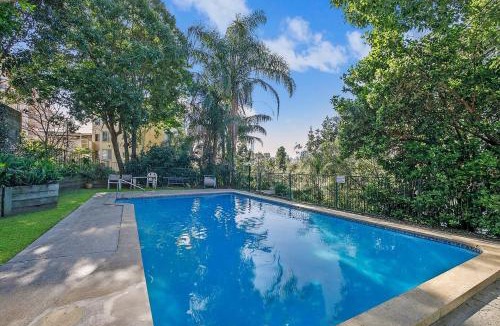 Auchenflower Apartment | 'Riverside Terrace' Inner-city Retro-chic with Pool