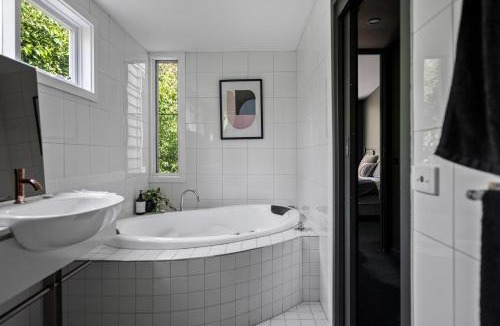 Daylesford Villa | Romantic Lakefront Luxury - Spa Bath, Fireplace, King Bed