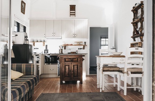 Calare Cottage | Romantic luxury close to town, fine food dining and wineries. EV charger.