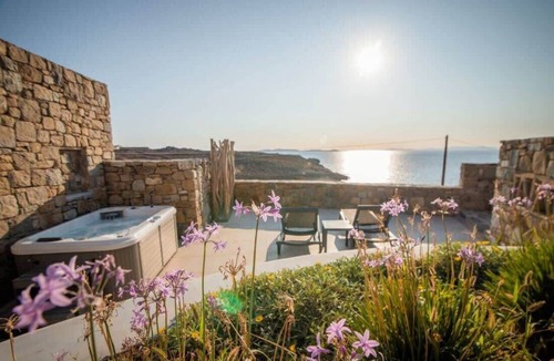 Agios Stefanos Apartment | Romantic Mykonian Oasis Suite w Jacuzzi & Sea View