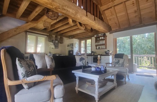 Burradoo Cottage | Romantic Stone Cottage Overlooking Pond. 5mins to Town