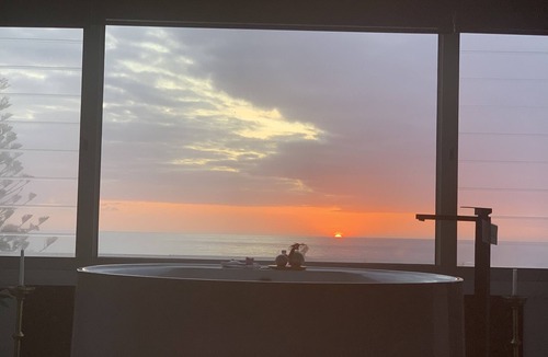 Mollymook Beach Apartment | Rooftop SPA Romance at Wavewatch: Seas the Moment!