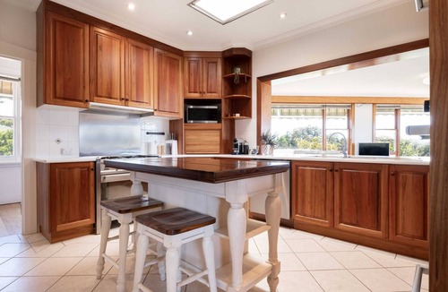 Kings Meadows House | Room for Everyone: Parking, Pool & WiFi