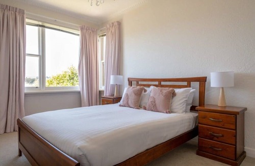 Kings Meadows House | Room for Everyone: Parking, Pool & WiFi