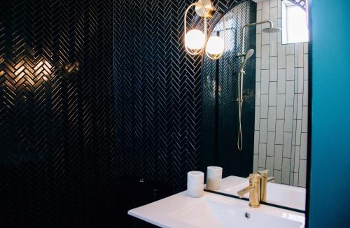 Leeton Apartment | Rooms of Renown - The Enterprise Suite