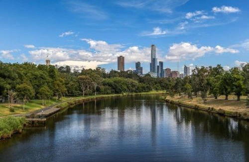 South Yarra Apartment | Rosa & Noir - Riverside Escape near Botanic Gardens