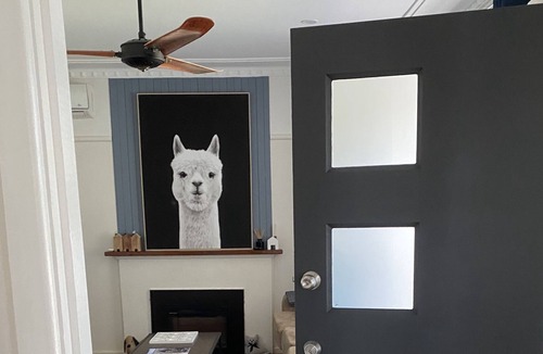 Dubbo Cottage | Rose Cottage - Pet and Family Friendly Accommodation