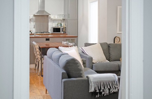 Wagga Wagga House | Rose Cottage - Stroll to CBD, Leafy Setting