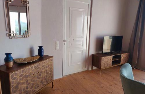 Kato Metochi Apartment | Roza Stone Suite with Hot Tub & Mountain view