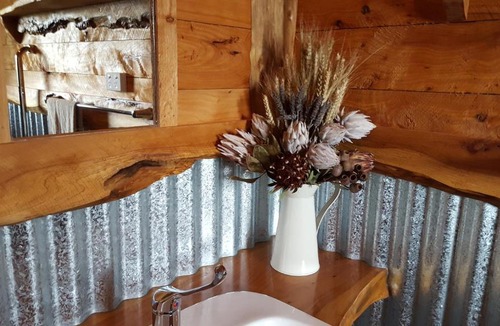 Penguin Bed & Breakfast | Rustic Hut Bush Retreat