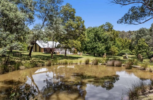 Dry Diggings House | Rustic stunning spacious barn only 2 minutes from Daylesford