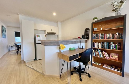 North Adelaide Condo | Safe & secure 2 bedroom apartment on Melbourne St, North Adelaide. Near CBD and Hospital. Free Park.