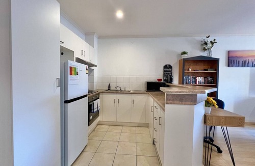 North Adelaide Condo | Safe & secure 2 bedroom apartment on Melbourne St, North Adelaide. Near CBD and Hospital. Free Park.
