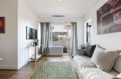 St Kilda West Apartment | Sage Haven - Laidback St Kilda Beach Living