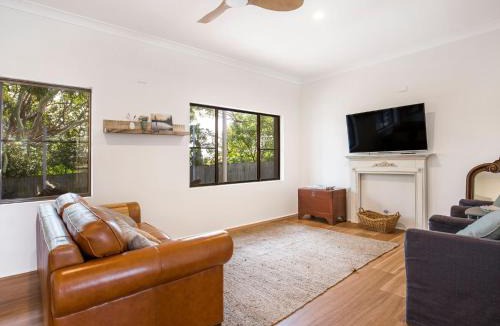 Culburra Beach House | Saltbush Cottage Pet Friendly 1 Min Walk to Beach