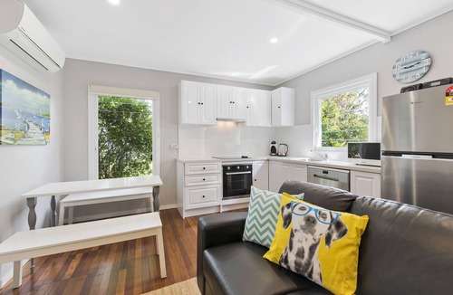 Moreton Bay Region House | Salty Dog Cottage - Pets Welcome - 400m to Kings Beach