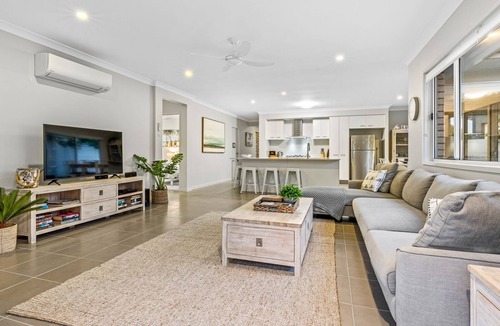 Kingscliff House | Salty Pause at Bondi House - with Spa and Pet Friendly!