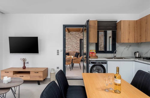 Petaloudes Villa | Salty Sun Luxury Villa 7