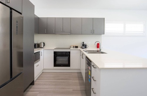 Sanctuary Point House | Sanctuary Blue - Pet Friendly - 5 Mins to Hyams Beach