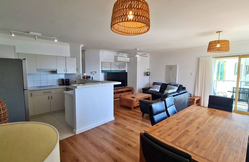Scarborough Apartment | Sandcastles Beachfront ☆ Luxury Retreat Apartment