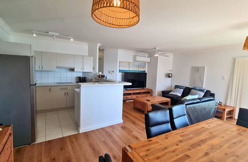 Scarborough Apartment | Sandcastles Beachfront ☆ Luxury Retreat Apartment