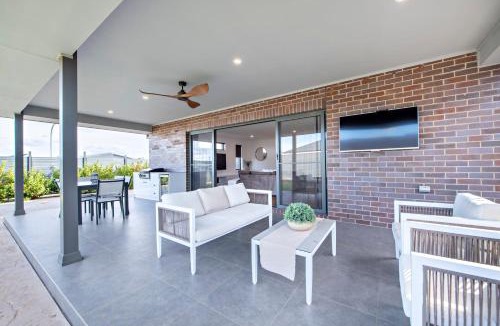 Dubbo House | Sandstone - Family Entertainer, Refined Living
