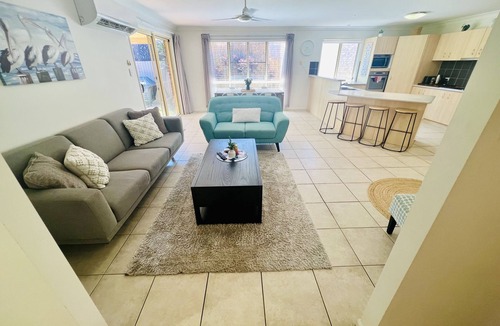 Ningi House | Sandstone Point (SEQ) Bribie Holidays Family Home, pet friendly