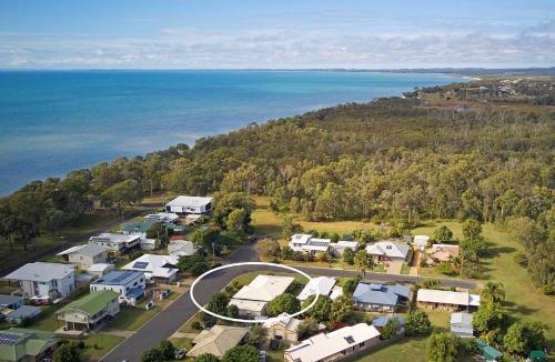 Burrum Heads House | Sandy Paws - Burrum Heads- Walk to Beach -3BR- Aircon-Pool table