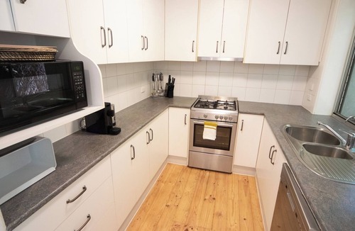 Seacliff Park House | Sandy Pool Shack: Saltwater Pool, Pets Welcome, Park & Beach
