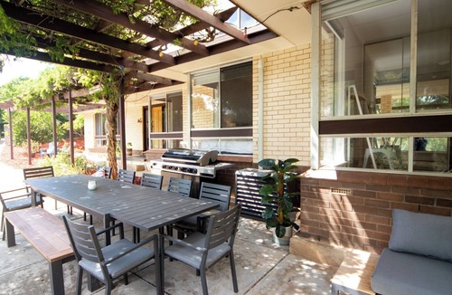 Seacliff Park House | Sandy Pool Shack: Saltwater Pool, Pets Welcome, Park & Beach