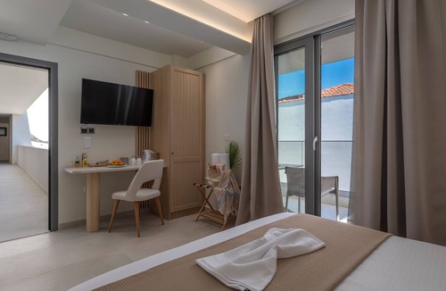 Flogita Hotel | Sandy Seaside Suites